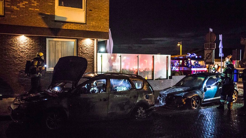Auto in Egmond aan Zee in brand door technisch probleem; tweede auto mee in verwoesting