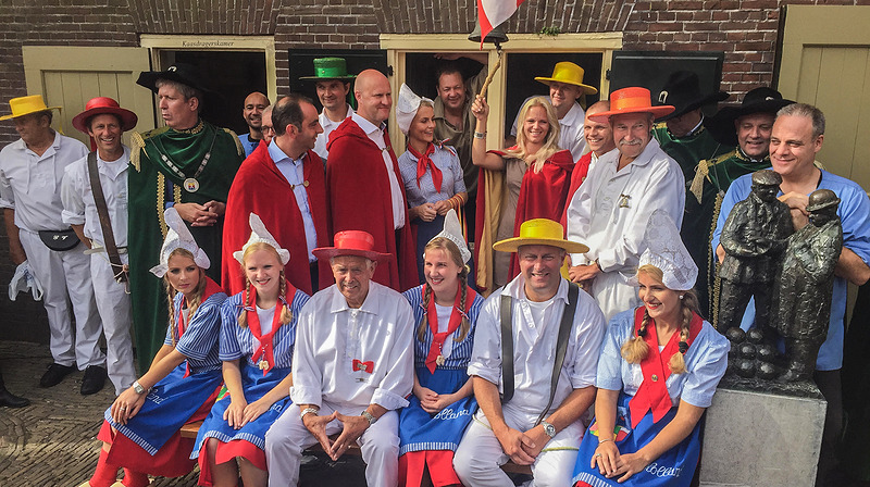 Vier nieuwe leden ere-gilde Noordhollandse Kaas luiden Kaasmarktbel
