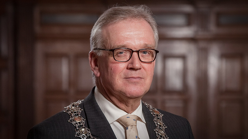 Burgemeester Bruinooge weer officieel burgemeester Bruinooge