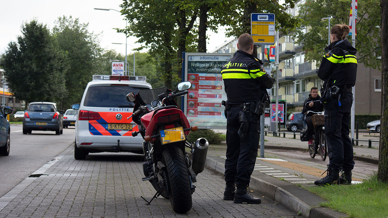 Motorrijder onderuit op verkeersplein Kooimeer