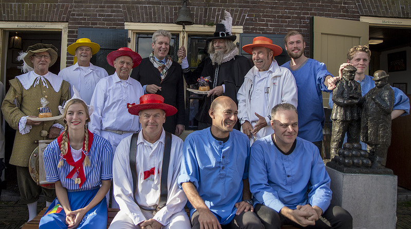 Laatste kaasmarkt 2015 geopend door Leeghwater en dorpsomroeper Graft-De Rijp