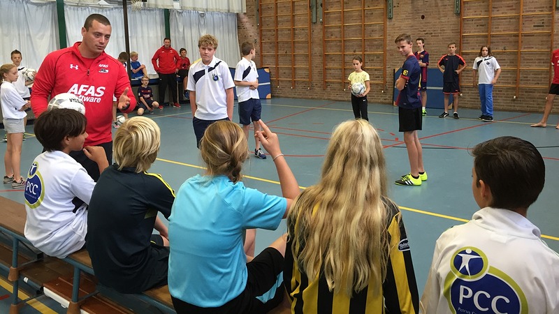 Voetbalclinics door AZ-jeugdtrainers voor Sportklassen PCC Bergen