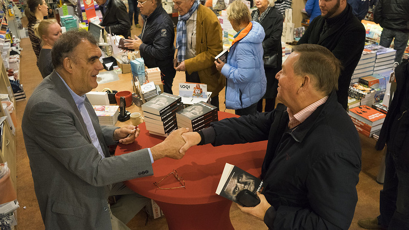 Alkmaarder Rob Hoogland, 'grootste columnist van Nederland' signeert nieuw boek