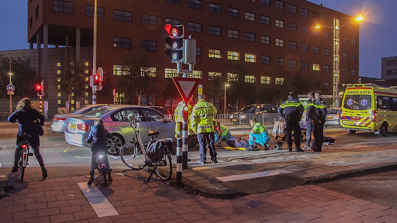 Fietsster gewond na vermoedelijk negeren rood licht door bestuurder BMW