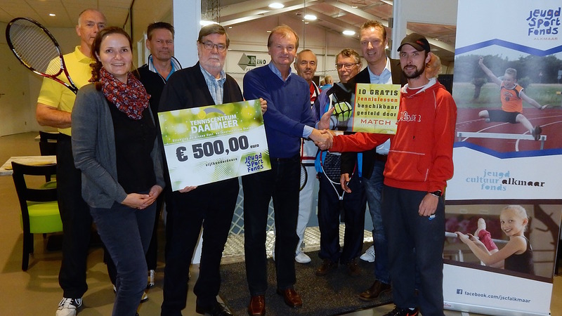 Jeugdsportfonds Alkmaar ontvangt cheque van TC Daalmeer 