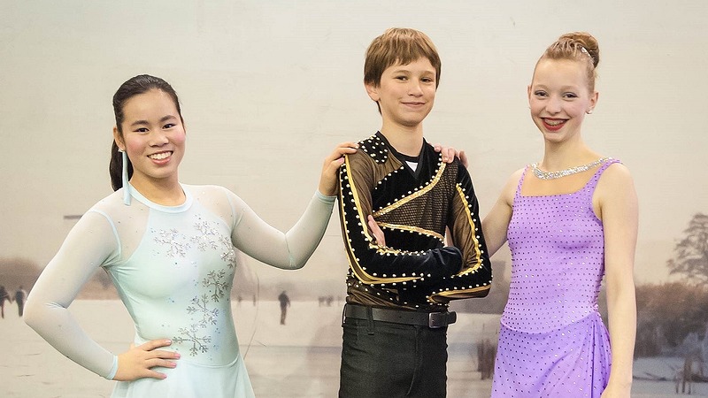 Jildou, Vladimir en Lika goed beslagen ten ijs op International Children's Games