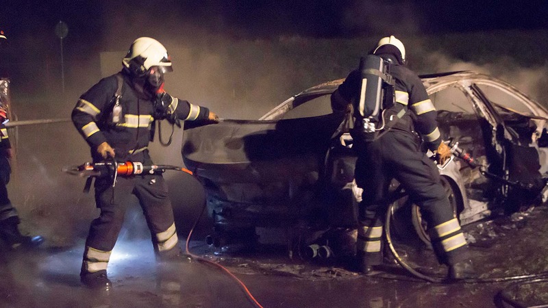 BMW uitgebrand op parkeerplaats bij Geestmerambacht