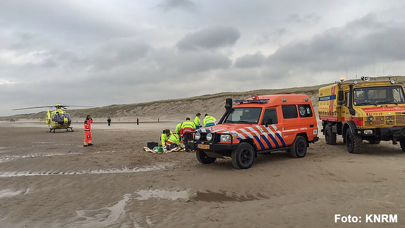 Ruiter met spoed naar ziekenhuis na eenzijdig ongeval op strand Egmond