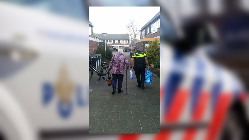 Agenten brengen door verkeersongeval gestrande oudere dame thuis