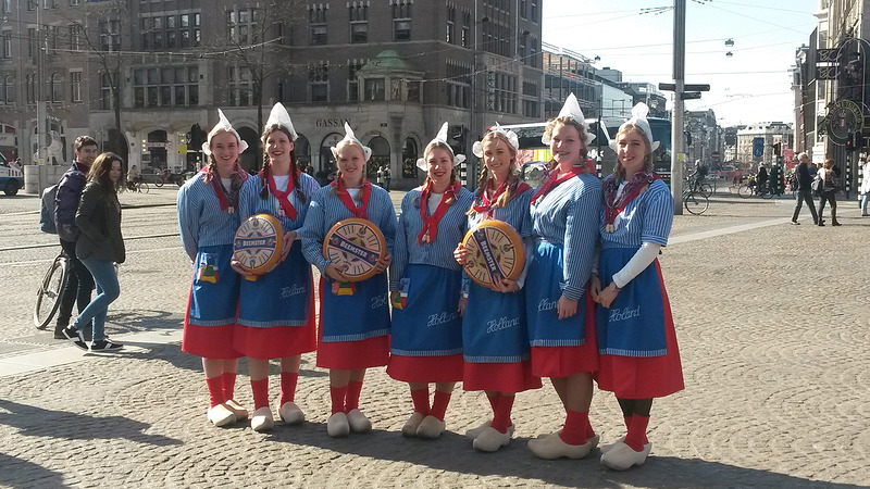 Kaasmeisjes halen Amsterdamse toeristen naar Alkmaar