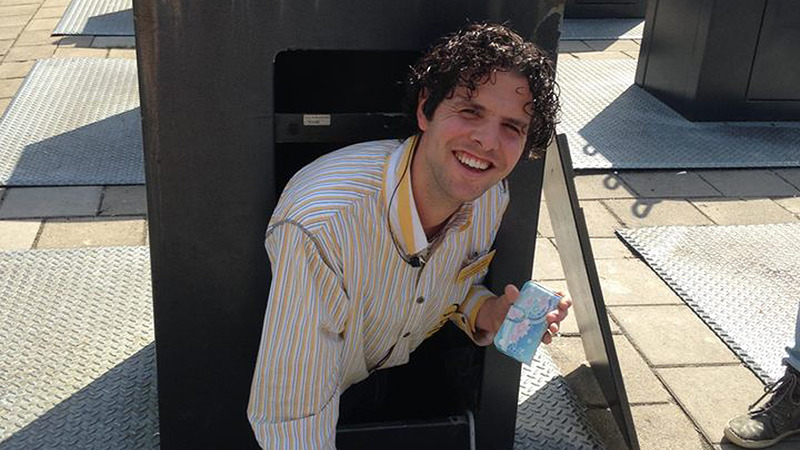 Medewerker Jumbo Daalmeer redt mobieltje uit papiercontainer