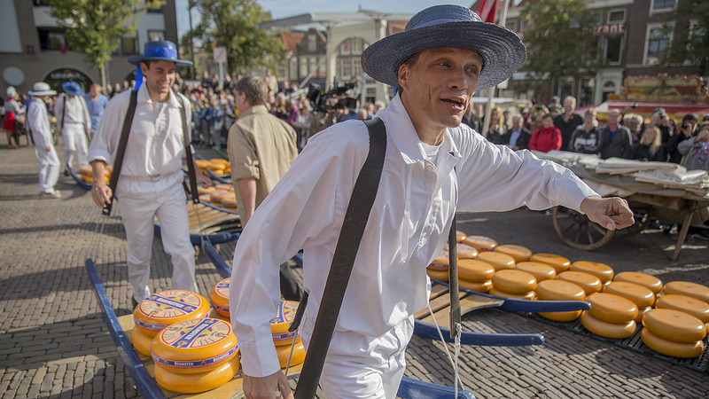 Roel Tromp van Kaashuis Tromp opent Alkmaarse kaasmarkt