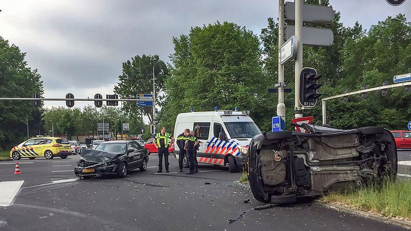 Twee auto's total loss maar niemand gewond bij ongeval op Huiswaarderweg
