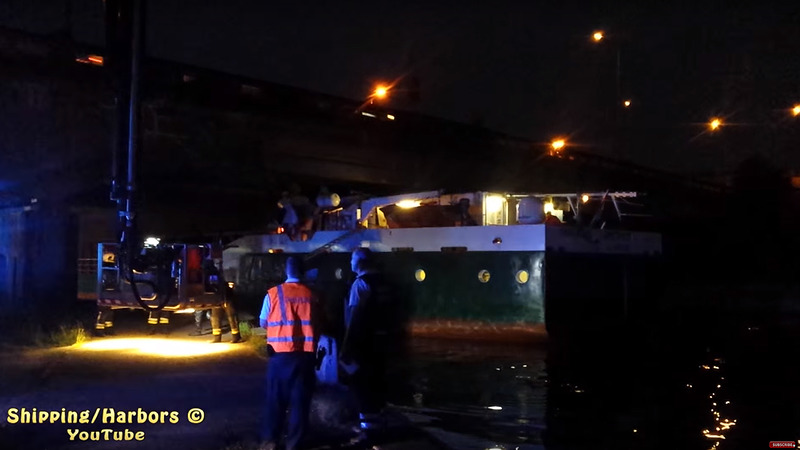 Alkmaars vrachtschip botst tegen brug in Antwerpen, één gewonde en veel schade