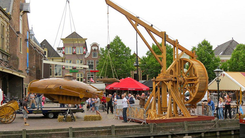 Primeur voor Kaeskoppenstad: replica stadskraan laat Drebbels Duykboot te water