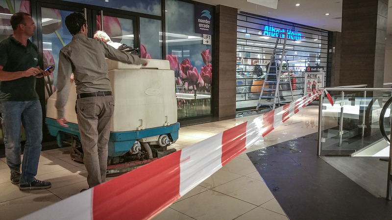 Sprinklersysteem zet vloer Noorder Arcade blank