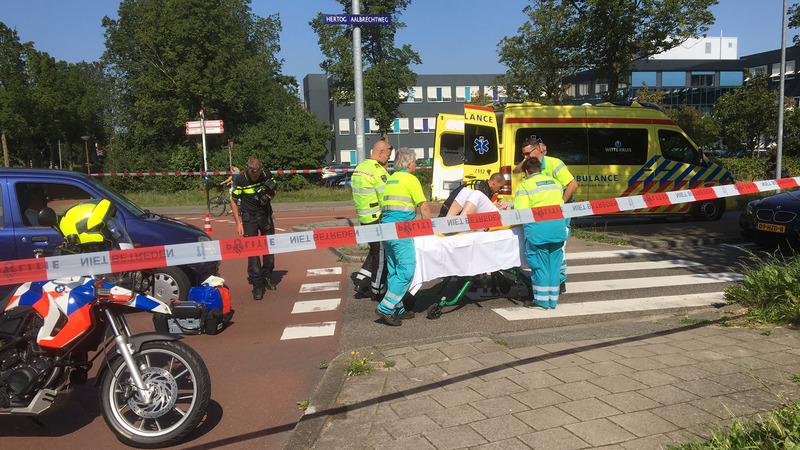Botsing tussen auto en scooter op Hertog Aalbrechtweg