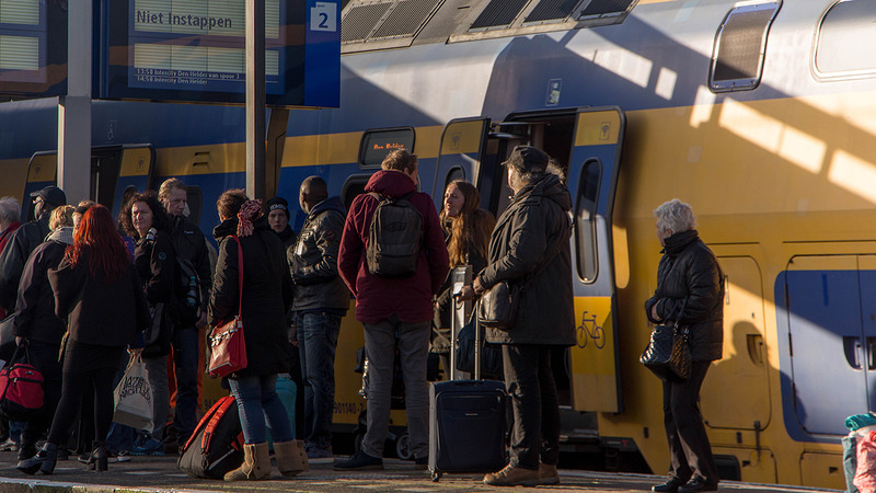 Treinverkeer rond Amsterdam ligt plat, NS raadt treinreizen af