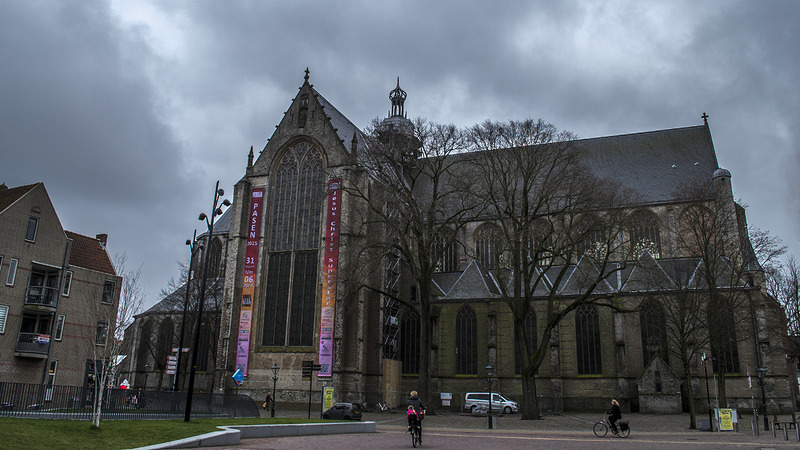 Burgemeester luidt klokken Sint Laurenskerk voor Kerkbalans