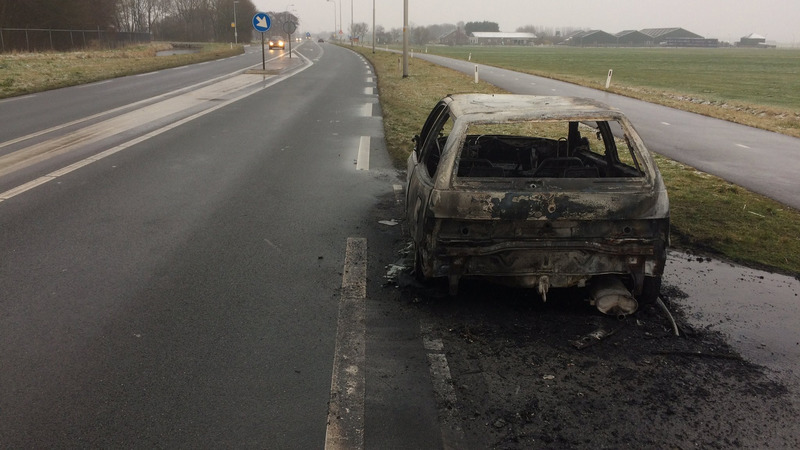 Auto uitgebrand achtergelaten op Hoeverweg