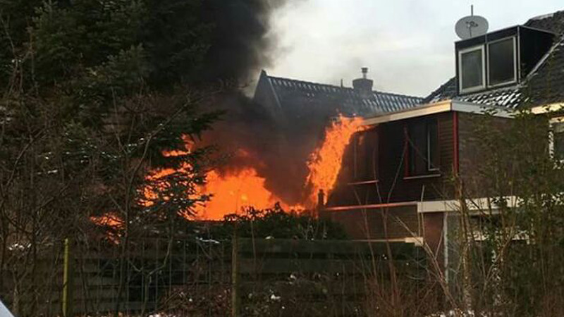 Brandweer redt huis bij brand aan Ewislaan in Heiloo