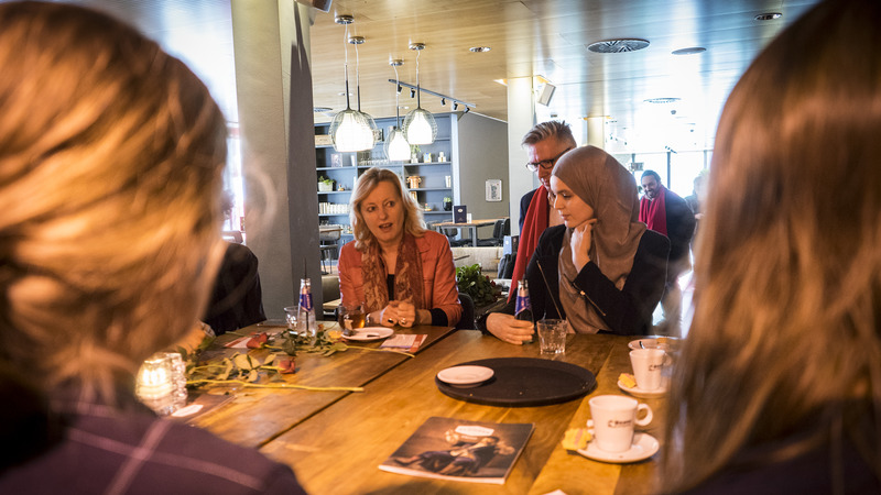 Minister Jette Bussemaker in gesprek over onderwijs in grand-café Klunder