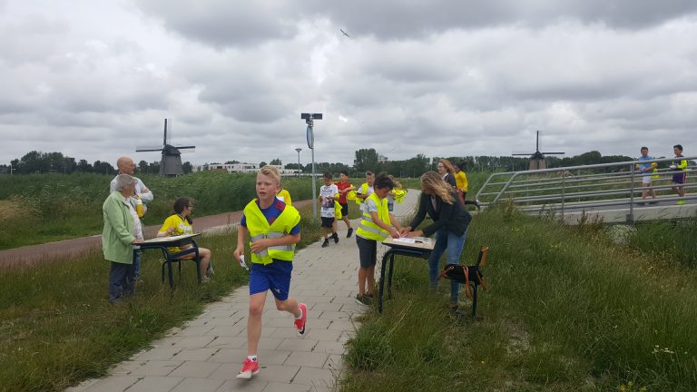 Leerlingen Zes Wielen rennen €3.000 bij elkaar voor schoolplein