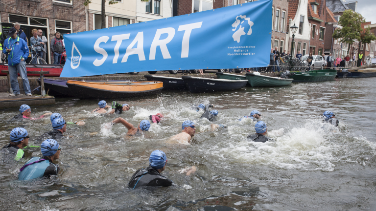 Alkmaar Cityswim; door de Alkmaarse grachten zwemmen voor het goede doel