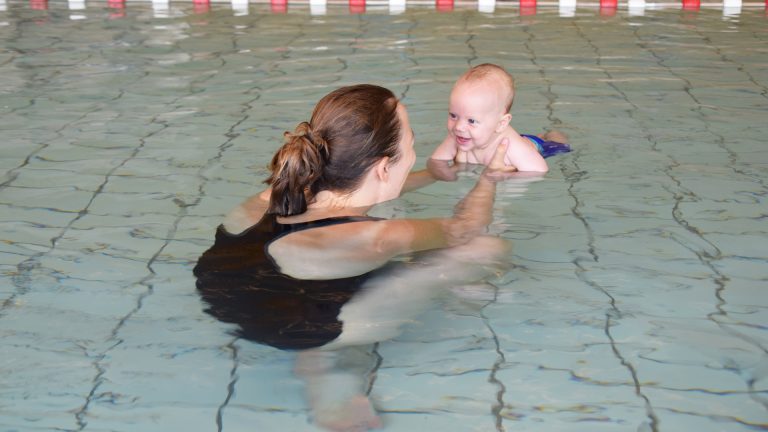 Zwembad Hoornse Vaart start met Ouder- en babyzwemmen