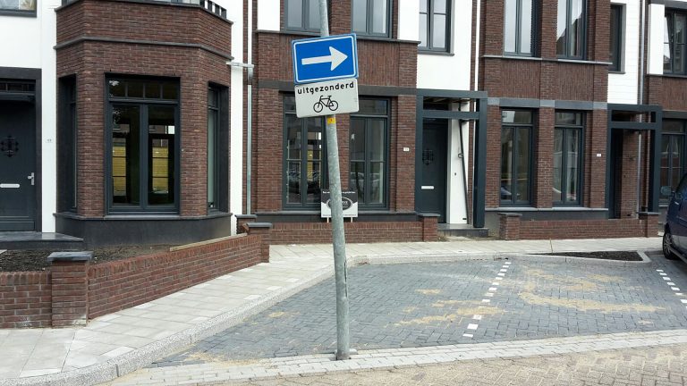 Parkeerplaats aangelegd achter lantaarnpaal Van Everdingenstraat