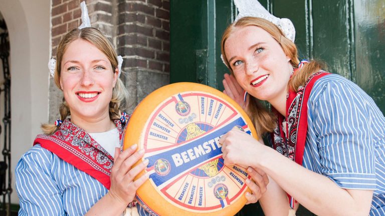 Alkmaarse kaasmeisjes delen 20.000 blokjes kaas uit op Schiphol