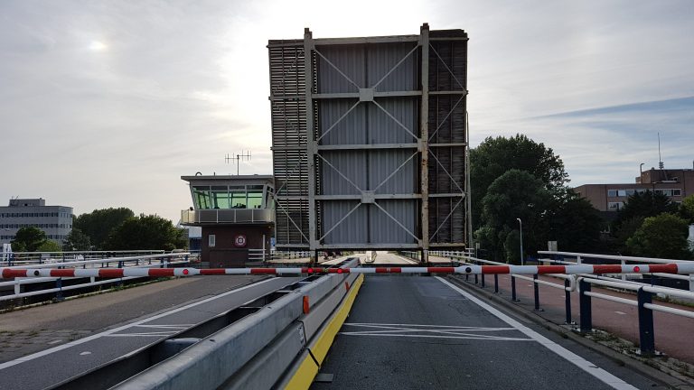 Leeghwaterbrug dicht; verkeer kan weer over brug