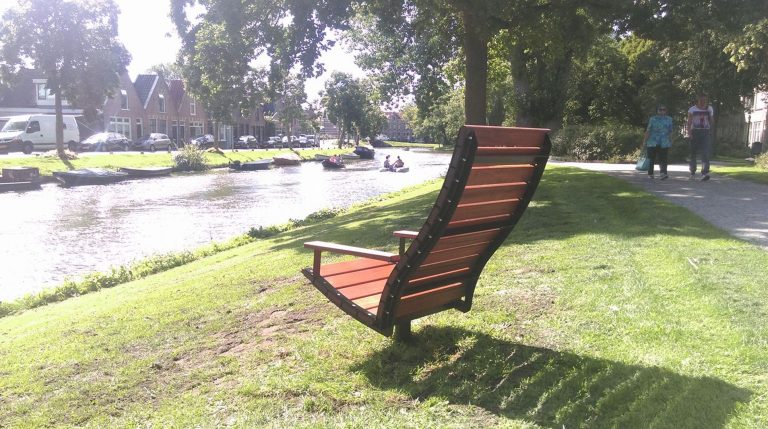 Canadese ligstoelen geplaatst in stadspark het Bolwerk