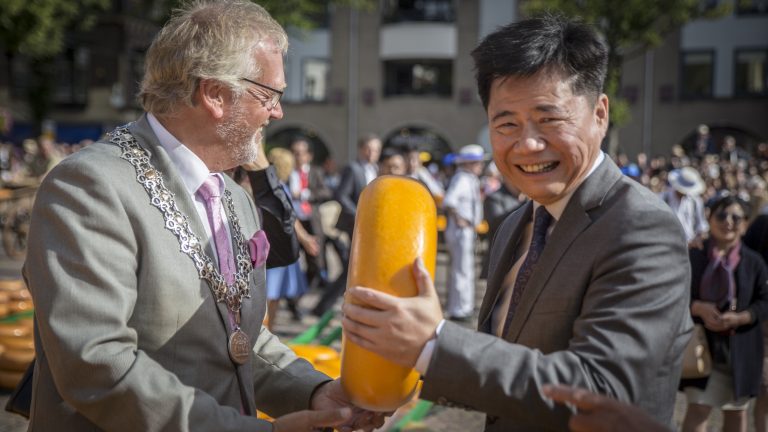 Chinese ambassadeur luidt Alkmaarse kaasmarktbel