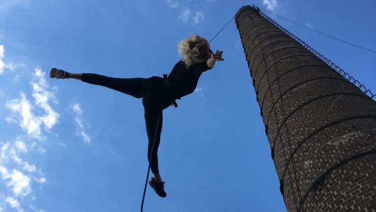 MOED: indrukwekkende acrobatiek tegen de Waagtoren ?