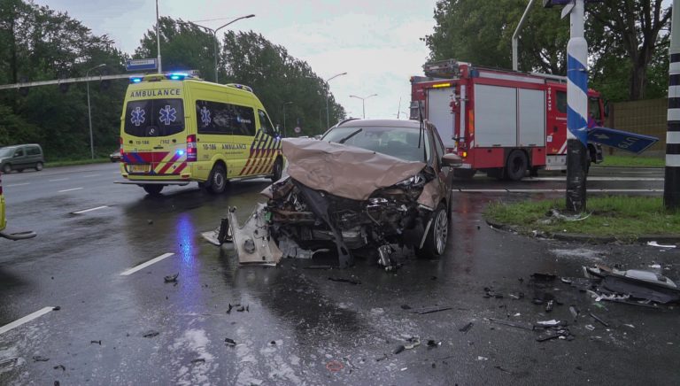 Auto’s botsen op kruispunt, twee gewonden naar ziekenhuis