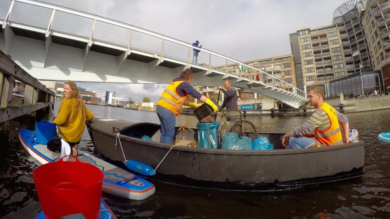 Suppers halen ruim 100 kilo afval uit grachten na Alkmaars Ontzet