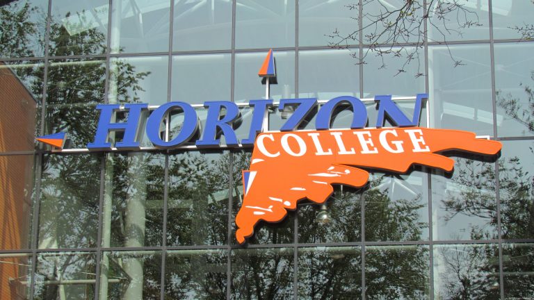 Horizon college tast diep in de buidel voor gepensioneerde bestuurders
