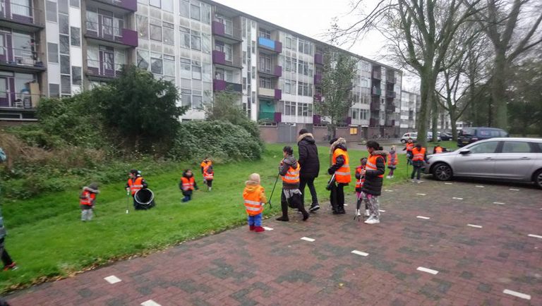 Kidsclub De Blauwe Boom maakt wijk schoon