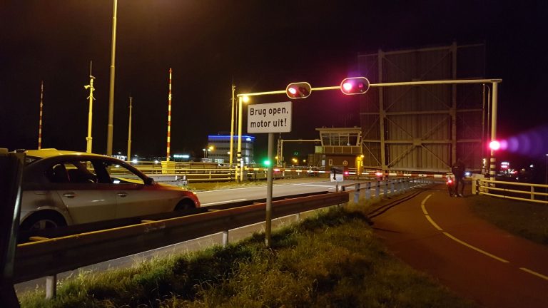 Leeghwaterbrug in storing; automobilisten staan meer dan uur vast