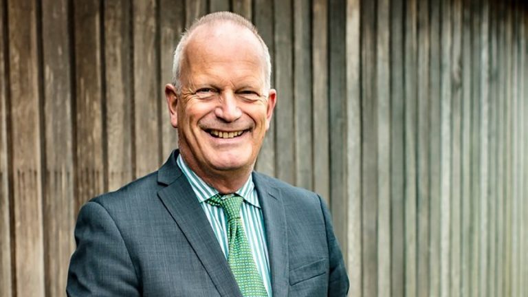 Burgemeester Hoekema van Langedijk spreekt raad Heerhugowaard toe