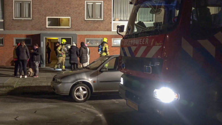 Bewoners Elegaststraat Alkmaar in de kou na brandgerucht