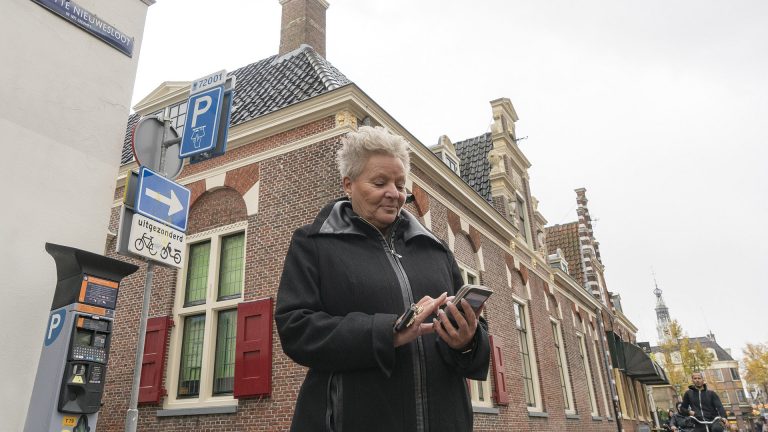 In Alkmaar parkeert 55% met mobiele telefoon