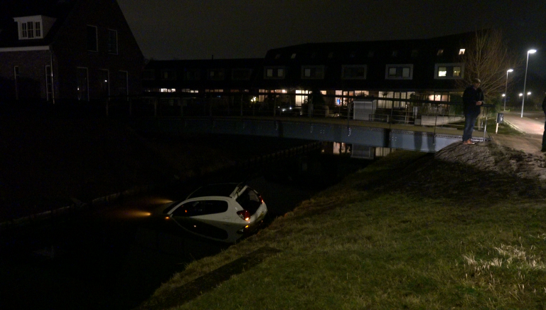 Auto belandt in sloot langs Branding in Alkmaar