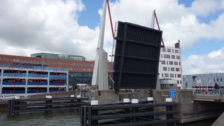 Softwareprobleem zorgt voor haperende Tesselsebrug in Alkmaar