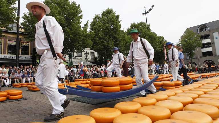 André van Duin opent eerste kaasmarkt van het seizoen