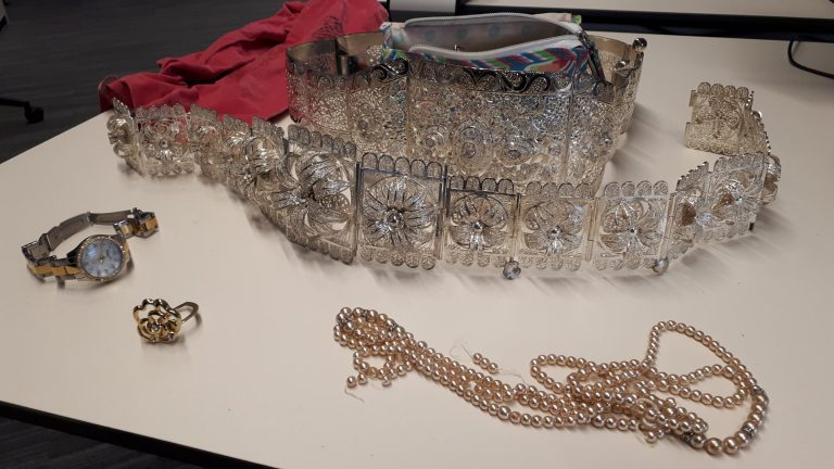 Politie zoekt eigenaar van in Alkmaar gevonden sieraden