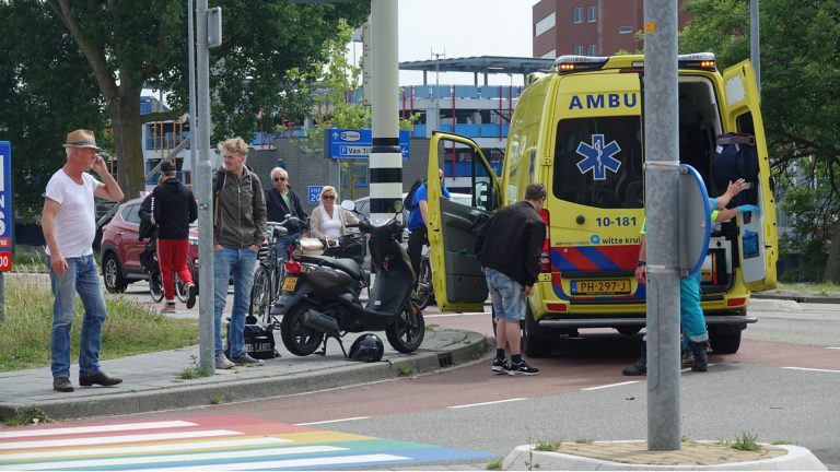 Automobilist rijdt scooterrijder aan op Pettemerstraat in Alkmaar