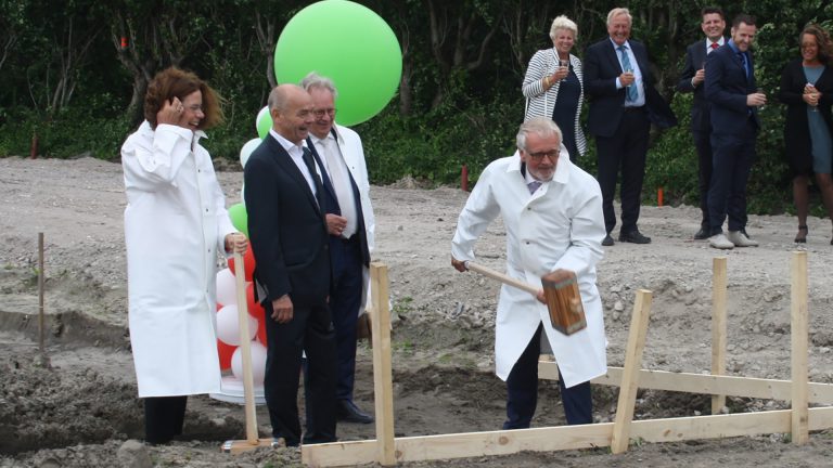 Burgemeester Bruinooge geeft startsein bouw crematorium Alkmaar