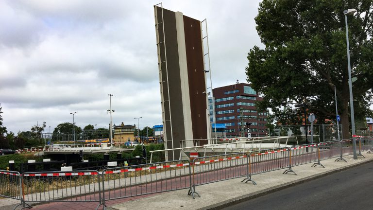 Victoriebrug zes tot twaalf maanden afgesloten: onveilige situatie voor fietsers